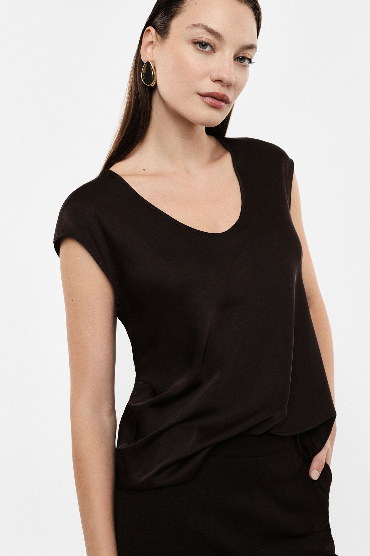 IMPERIAL - Top sans Manches Col V en Crêpe Satin