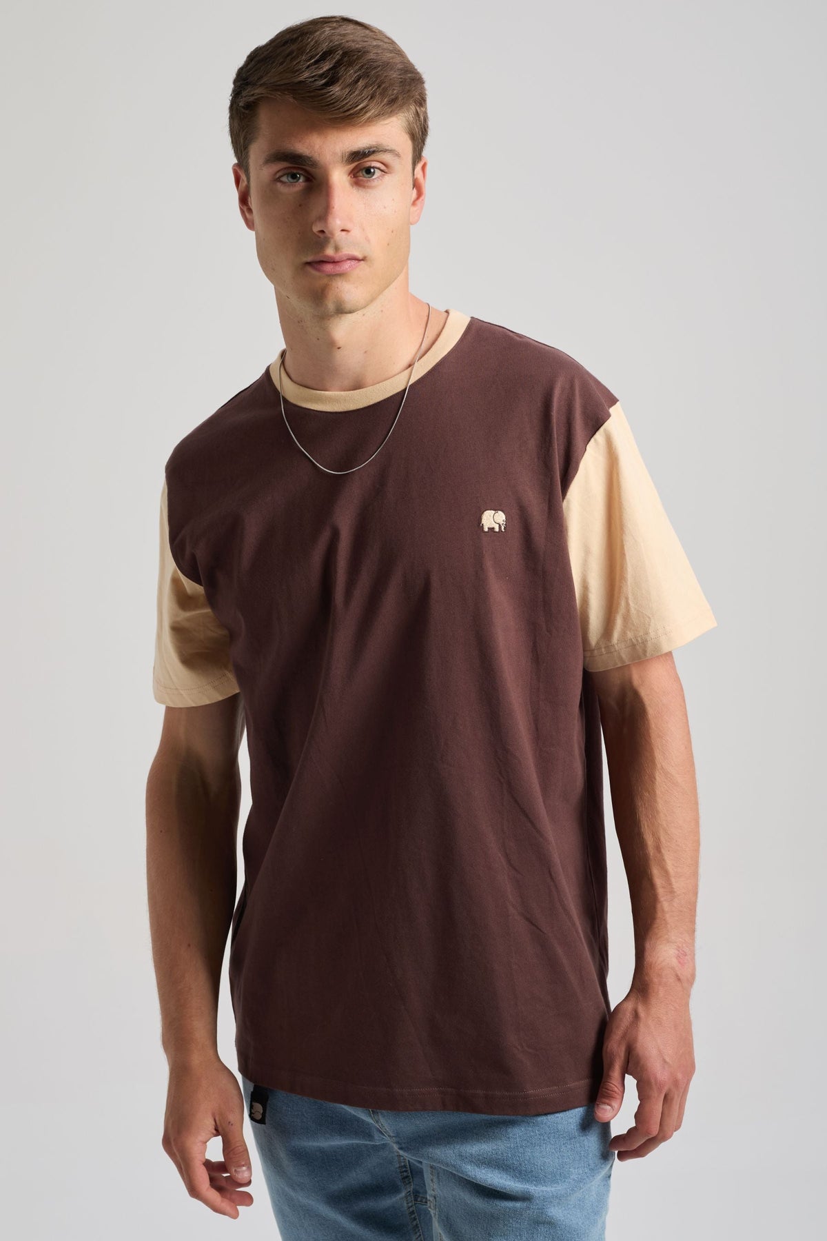 TRENDSPLANT – T-shirt Solemnity Brown