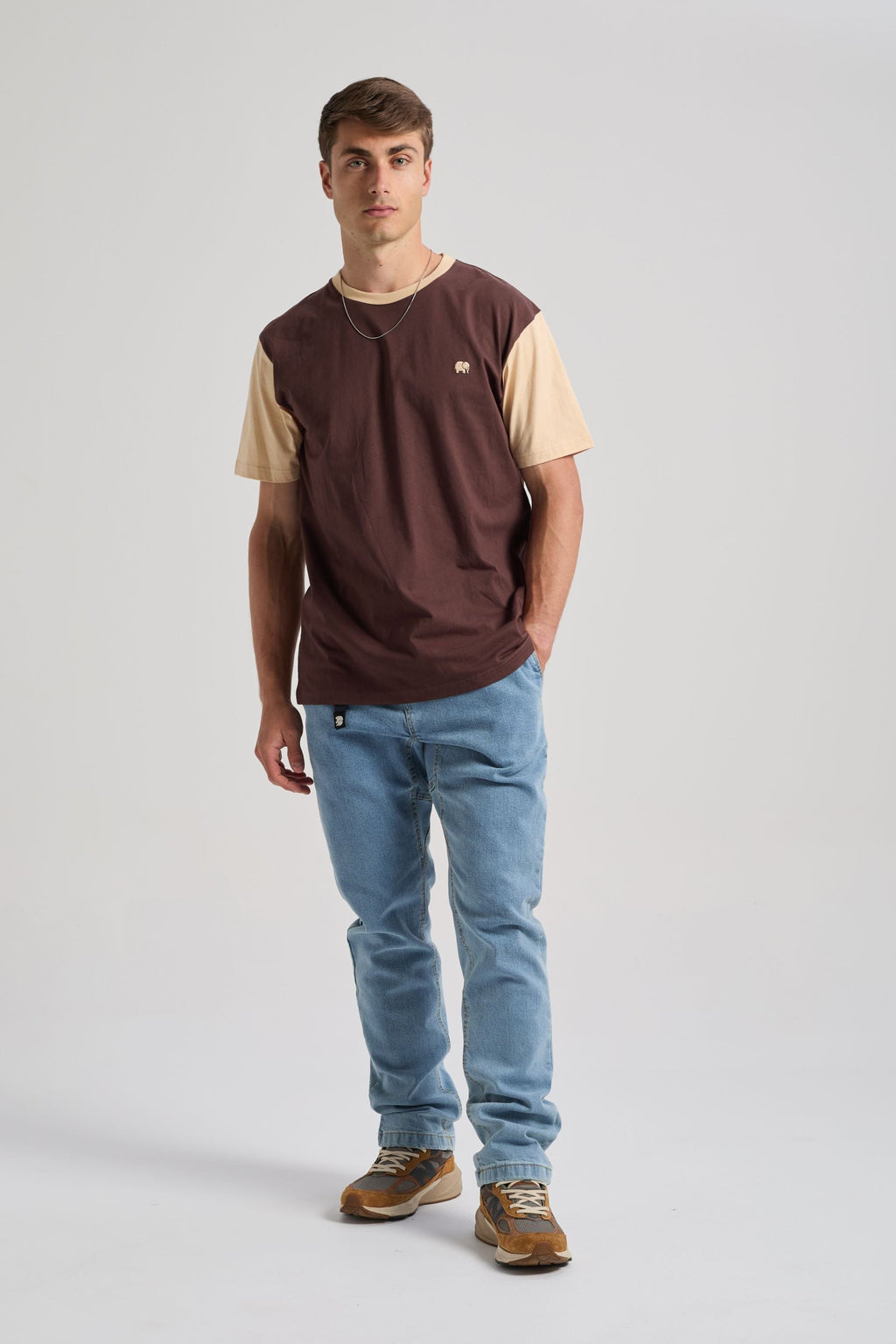 TRENDSPLANT – T-shirt Solemnity Brown