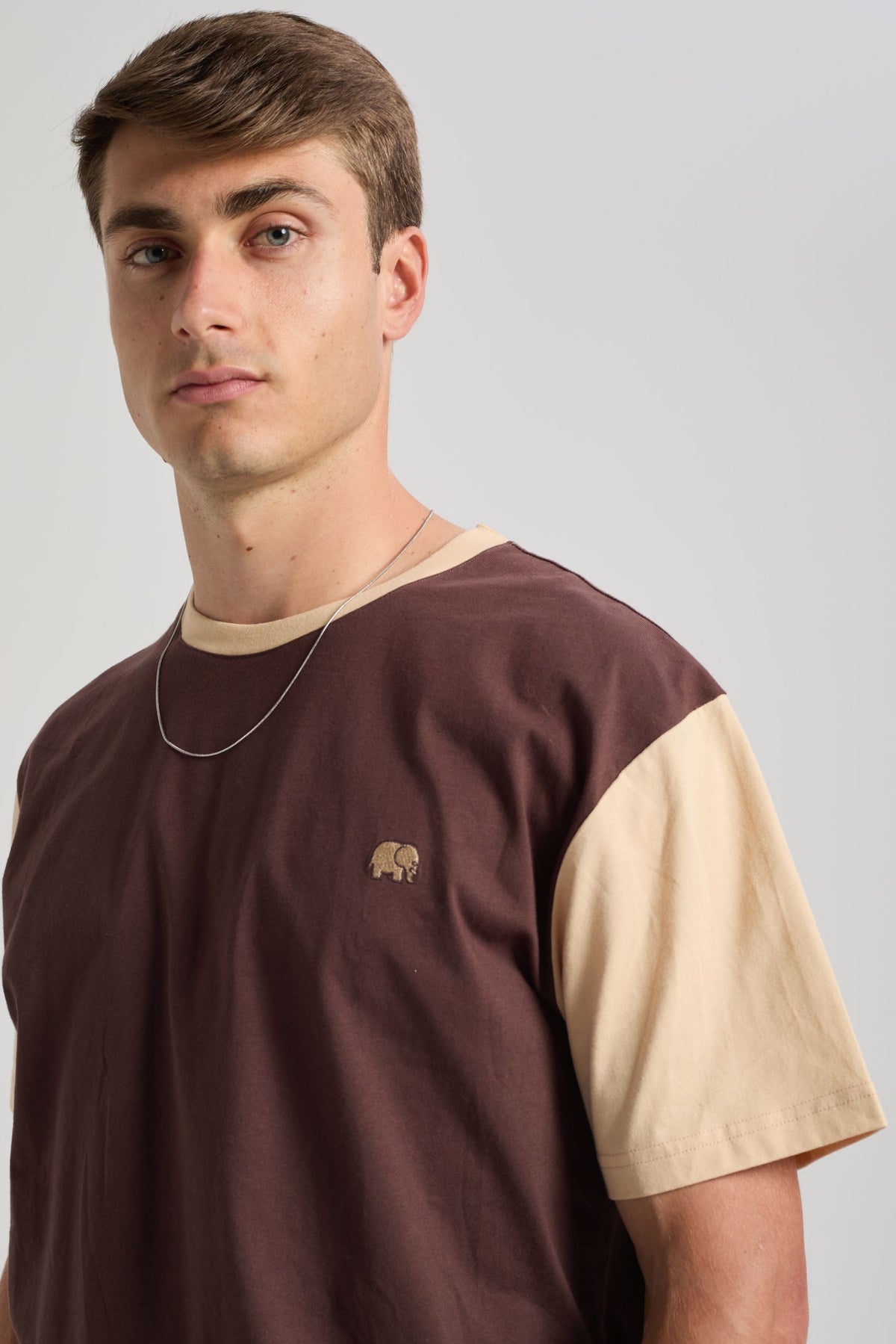 TRENDSPLANT – T-shirt Solemnity Brown