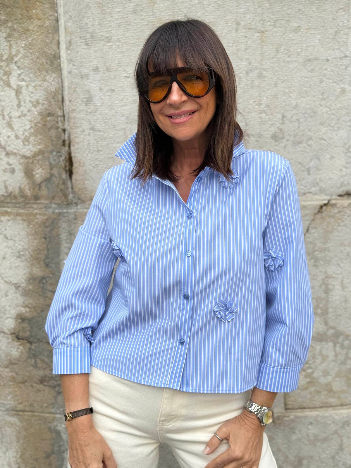 IMPERIAL – Chemise Courte Rayée Bleue à Détails Décoratifs en Relief