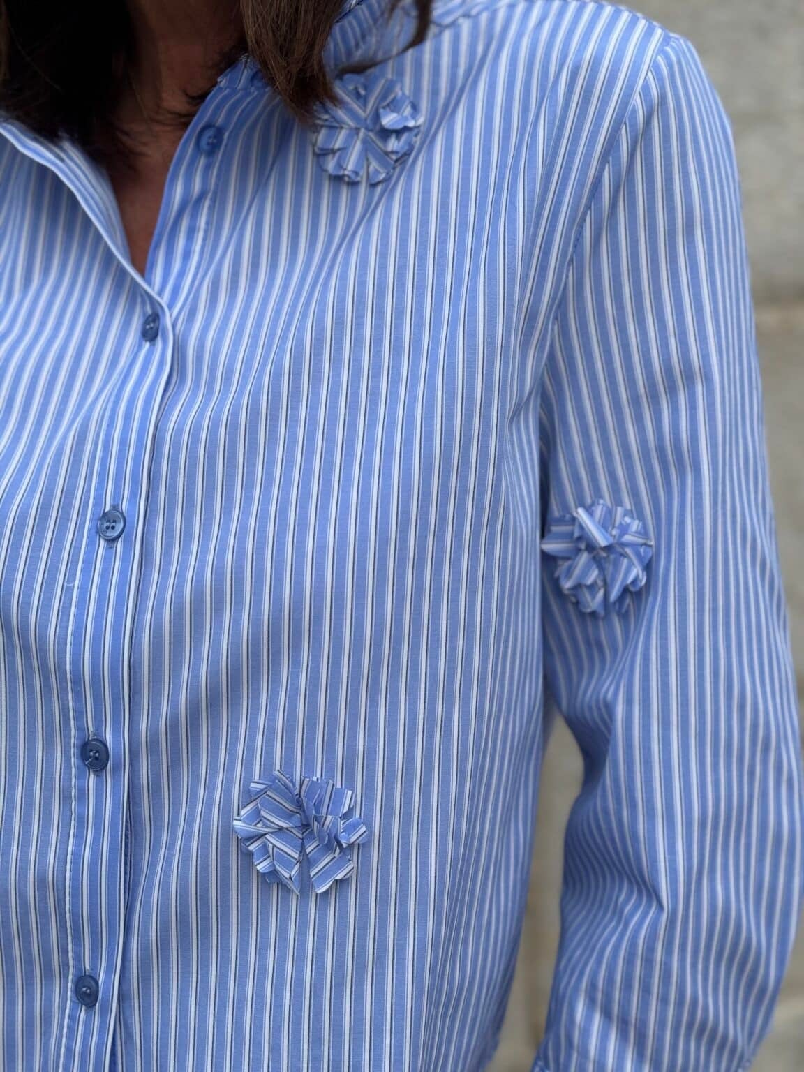 IMPERIAL – Chemise Courte Rayée Bleue à Détails Décoratifs en Relief
