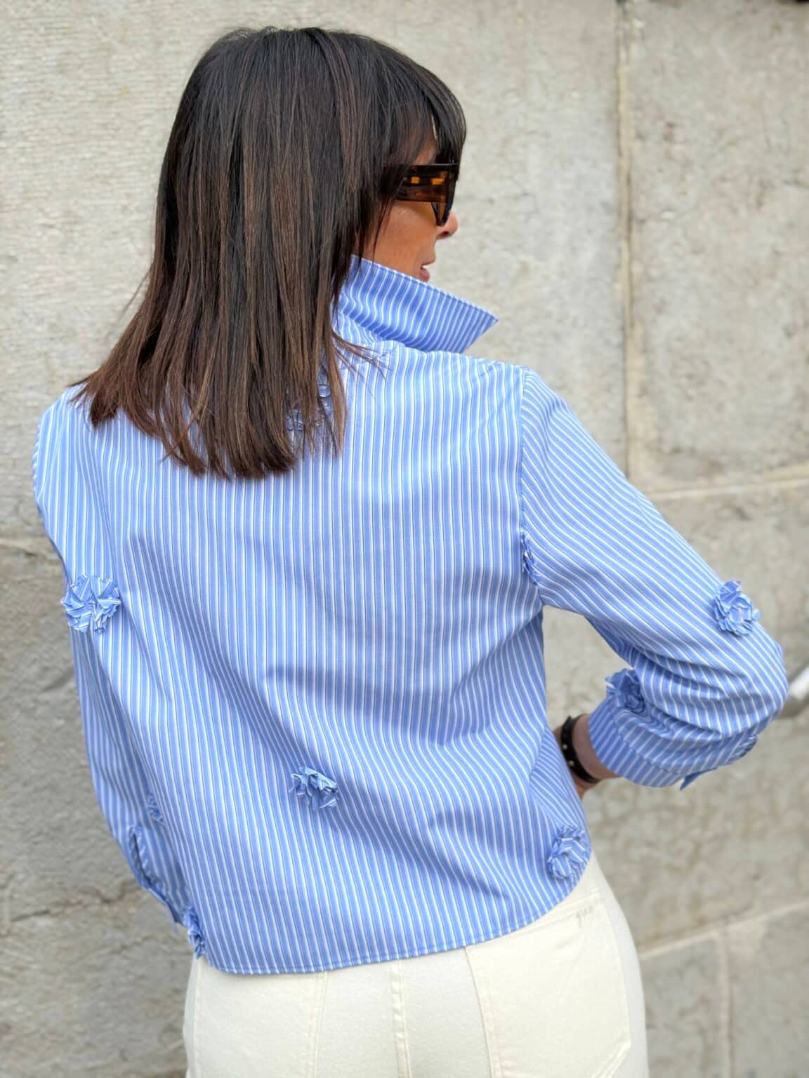 IMPERIAL – Chemise Courte Rayée Bleue à Détails Décoratifs en Relief